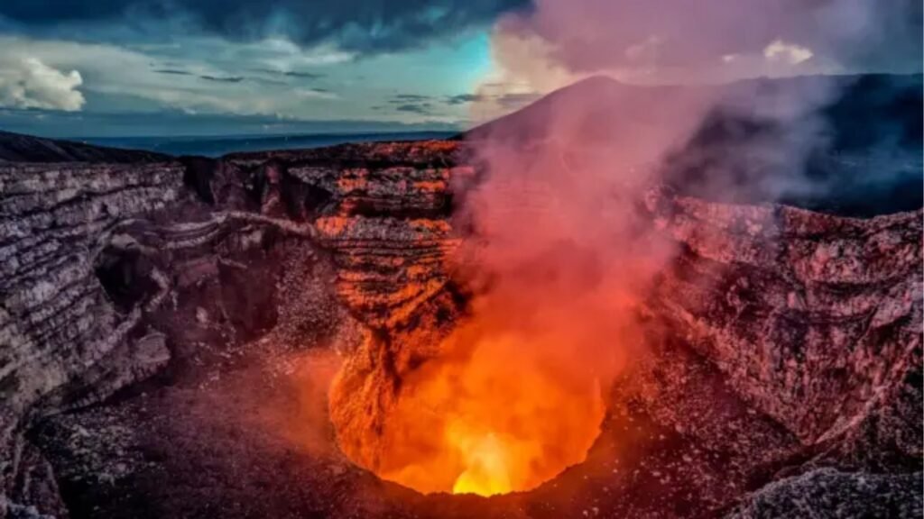La lave du volcan Masaya à la tombée de la nuit