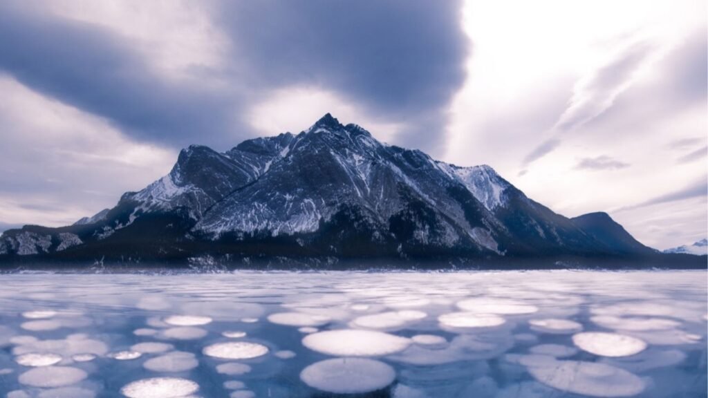 Photographier les bulles piégées sous la glace du lac Abraham
